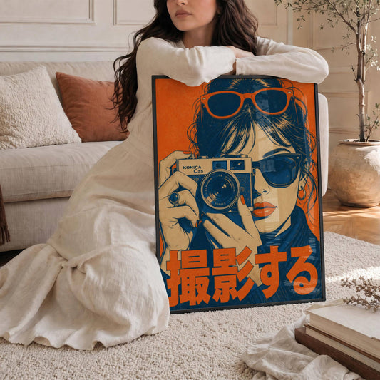 Affiche Photographe Vintage | Femme avec Appareil Photo | Poster City Pop Japon | Art Mural Orange & Bleu | Décoration Rétro