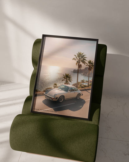 Affiche Porsche Vintage sur Route Côtière – Riviera Méditerranéenne & Évasion Automobile | Poster Sunset Premium