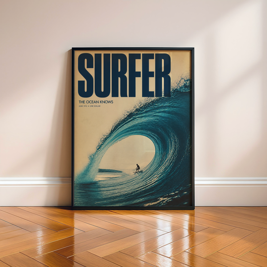 Affiche surf vintage des années 1970 avec une grande vague turquoise et un surfeur au cœur de la vague.