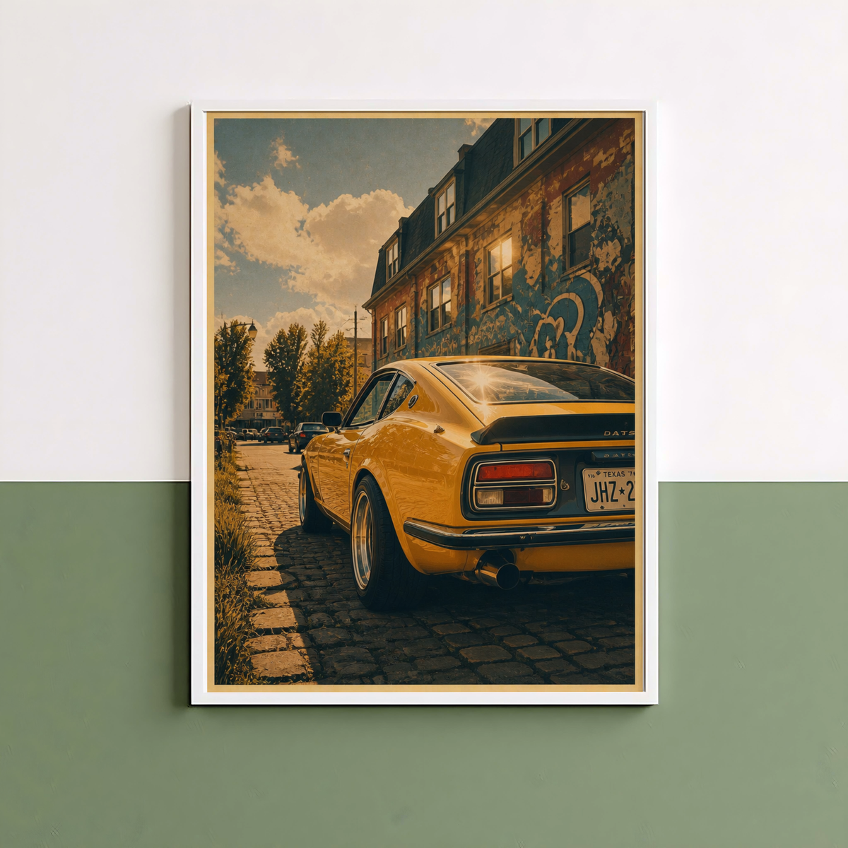 Affiche Coupé Jaune Sportive Japonaise, Automobile Rétro en Ville, Rue Pavée & Mur Street Art, Déco Garage Vintage